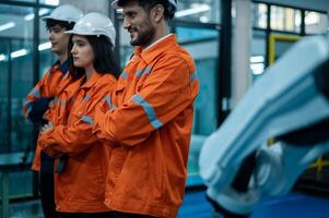 retrato de robótica ingenieros trabajando con programación y manipulando robot mano, industrial robótica diseño, alto tecnología instalación, moderno máquina aprendiendo. masa producción automáticas. foto