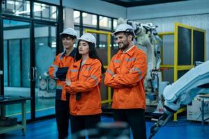 retrato de robótica ingenieros trabajando con programación y manipulando robot mano, industrial robótica diseño, alto tecnología instalación, moderno máquina aprendiendo. masa producción automáticas. foto