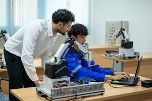 aprendiz robótica ingeniero aprendizaje con programación y manipulando robot mano, industrial robótica diseño, alto tecnología instalación, moderno máquina aprendiendo. masa producción automáticas. foto