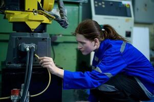 hembra robótica ingeniero trabajando con programación y manipulando robot mano, industrial robótica diseño, alto tecnología instalación, moderno máquina aprendiendo. masa producción automáticas. foto