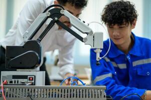 aprendiz robótica ingeniero aprendizaje con programación y manipulando robot mano, industrial robótica diseño, alto tecnología instalación, moderno máquina aprendiendo. masa producción automáticas. foto