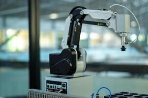 robótica industria Ingenieria programación y manipulando robot mano brazo, industrial robótica diseño, alto tecnología instalación, moderno máquina aprendiendo. masa producción automáticas. foto