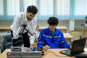 aprendiz robótica ingeniero aprendizaje con programación y manipulando robot mano, industrial robótica diseño, alto tecnología instalación, moderno máquina aprendiendo. masa producción automáticas. foto