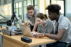 aprendiz robótica ingeniero aprendizaje con programación y manipulando robot mano, industrial robótica diseño, alto tecnología instalación, moderno máquina aprendiendo. masa producción automáticas. foto