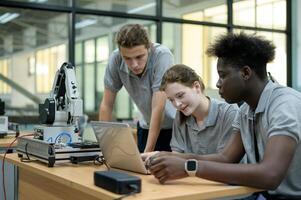 aprendiz robótica ingeniero aprendizaje con programación y manipulando robot mano, industrial robótica diseño, alto tecnología instalación, moderno máquina aprendiendo. masa producción automáticas. foto