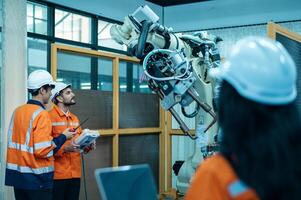 un grupo de robótica ingenieros trabajando con programación y manipulando robot mano, industrial robótica diseño, alto tecnología instalación, moderno máquina aprendiendo. masa producción automáticas. foto