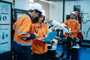 un grupo de robótica ingenieros trabajando con programación y manipulando robot mano, industrial robótica diseño, alto tecnología instalación, moderno máquina aprendiendo. masa producción automáticas. foto