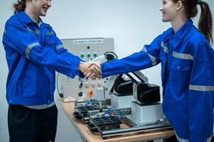 un grupo de robótica ingenieros trabajando con programación y manipulando robot mano, industrial robótica diseño, alto tecnología instalación, moderno máquina aprendiendo. masa producción automáticas. foto