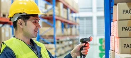 el trabajador del almacén recoge los productos de la caja en el inventario y verifica el producto en stock. entrega de naves comerciales logísticas de transporte al cliente. tarjeta de existencias, lista de materiales, inspección, almacén, almacenamiento, fábrica foto