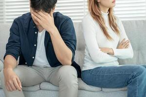 divorcio. las parejas asiáticas están desesperadas y decepcionadas después del matrimonio. marido y mujer están tristes, molestos y frustrados después de las peleas. desconfianza, problemas de amor, traiciones. problema familiar, amor adolescente foto