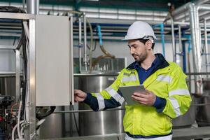 ingenieros o fábrica gerentes vistiendo la seguridad casco inspeccionar el máquinas en el producción línea. utilidad inspector cheque máquina y prueba el sistema a reunirse el estándar. máquina, mantenimiento. foto