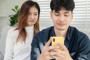 doble tener una cita, engañar en alguien, a tener un arrojar, poco en el lado , cometer adulterio ,poligamia, marido estaba teniendo un amorío. familia problema, infidelidad, divorcio y separado, social problema foto