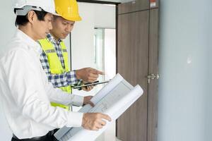 inspector ingeniero y propietario proyecto es inspeccionando construcción y calidad garantía nuevo casa. ingenieros o arquitectos o contactor trabajo a construir el casa antes de entrega eso terminado a el dueño de casa foto