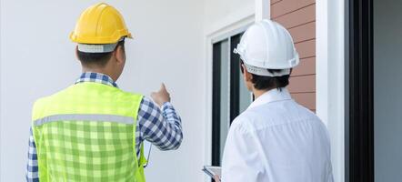 inspector ingeniero y propietario proyecto es inspeccionando construcción y calidad garantía nuevo casa. ingenieros o arquitectos o contactor trabajo a construir el casa antes de entrega eso terminado a el dueño de casa foto