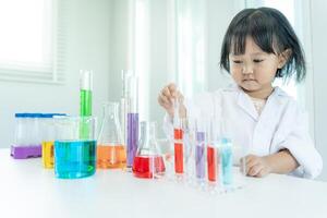 niños científico educación científico en laboratorio. médico niño aprendiendo, biotecnología, descubrir, imaginar, ejecutivo función, niño, educación, inteligencia cociente, emocional cociente foto