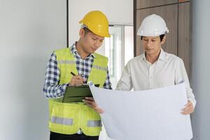 inspector ingeniero y propietario proyecto es inspeccionando construcción y calidad garantía nuevo casa. ingenieros o arquitectos o contactor trabajo a construir el casa antes de entrega eso terminado a el dueño de casa foto