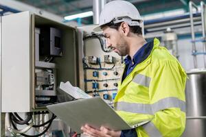 ingenieros o utilidad personal vistiendo la seguridad casco reparar el máquinas en el producción línea. utilidad inspector cheque máquina y prueba el sistema a reunirse el estándar. máquina, preventivo mantenimiento foto