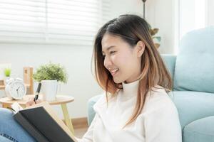 inspiración, escritora, escritura, creativa, recreación para imaginar, hermosa mujer joven atractiva de asia escribiendo ideas en un cuaderno, lista de tareas, buen trabajo de pensamiento, periodista, elegante, imagen de ensueño, relajarse foto