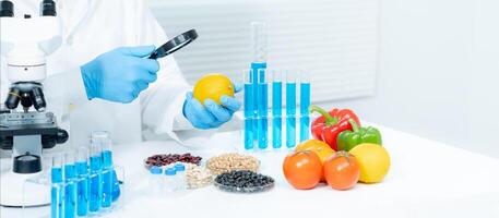 el científico comprueba los residuos de alimentos químicos en el laboratorio. expertos en control inspeccionan la calidad de frutas, verduras. laboratorio, peligros, rohs, encontrar sustancias prohibidas, contaminar, microscopio, microbiólogo foto