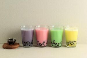 varios color burbuja té en vaso taza. foto