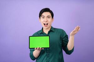 joven asiático negocio hombre participación tableta en antecedentes foto