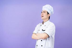 joven asiático masculino cocinero en antecedentes foto