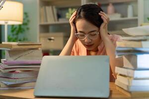 joven, mujer asiática, trabajando, en casa foto