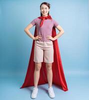 joven asiático mujer vistiendo un rojo capa foto