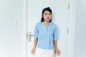 joven asiático mujer a hogar foto