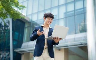 retrato de joven asiático empresario fuera de foto