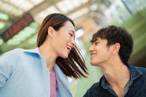 foto de joven asiático Pareja colgar fuera juntos