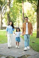 foto de joven asiático familia a parque
