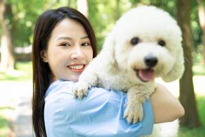foto de joven asiático niña con su perro