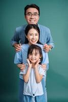 foto de joven asiático familia en antecedentes