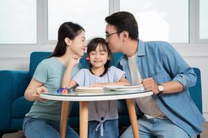 foto de joven asiático familia estudiando juntos a hogar