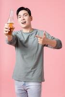 foto de joven asiático hombre Bebiendo alcohol en antecedentes