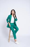 retrato de joven asiático negocio mujer en blanco antecedentes foto