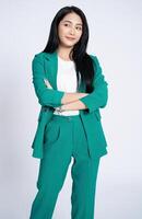 retrato de joven asiático negocio mujer en blanco antecedentes foto