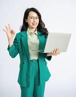 imagen de joven asiático negocio mujer en antecedentes foto