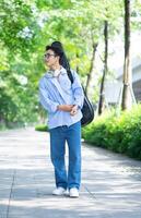 retrato de joven asiático hombre fuera de foto