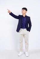 foto de joven asiático empresario en blanco antecedentes