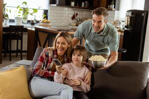 familia película noche, absorto en emocionante escenas a hogar foto