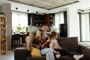 familia unión hora en un acogedor vivo habitación en un perezoso tarde foto