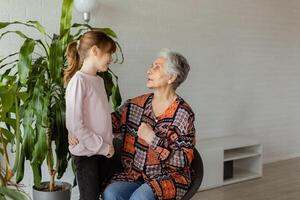 generacional unión, un reconfortante encuentro Entre un abuela y nieta adentro foto