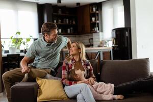 acogedor familia unión momento en un calentar vivo habitación foto