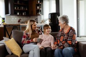 generacional unión, abuela, hija, y nieto compartiendo cuentos en un acogedor tarde foto