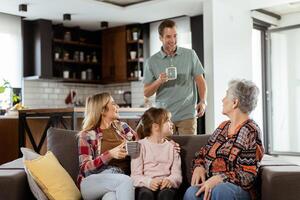 jubiloso familia celebrando abuelas cumpleaños con pastel en un acogedor vivo habitación foto