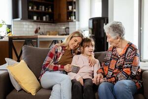 generacional unión, abuela, hija, y nieto compartiendo cuentos en un acogedor tarde foto