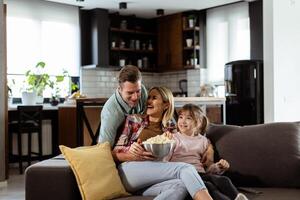 familia película noche, absorto en emocionante escenas a hogar foto