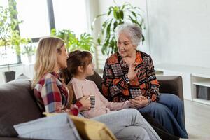 generacional unión, abuela, hija, y nieto compartiendo cuentos en un acogedor tarde foto